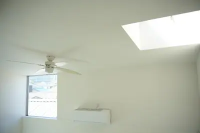 a ceiling fan in a room with a window at bicyclettesumida in Tokyo