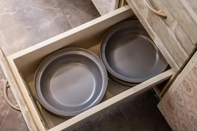 two plates in a drawer in a bathroom at R101-Shinjuku 13 minUp to 8 people 60 sqmFull renovationRoppongi and Tsukiji direct accessFamily group7 min to Ochiai Minami-Nagasaki Station in Tokyo