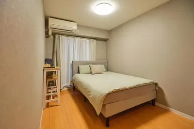 a small bedroom with a bed and a window at \u65b0\u5bbf\u533a\u6b4c\u821e\u4f0e\u753a\u5f92\u6b65\u4f0a\u52bf\u4e39\u54e5\u65af\u62c9\u623f\u6e9004 in Tokyo