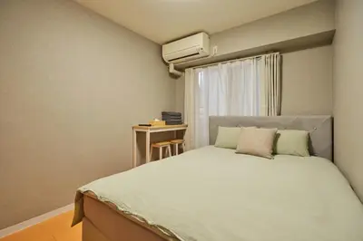 a small bedroom with a bed and a window at \u65b0\u5bbf\u533a\u6b4c\u821e\u4f0e\u753a\u5f92\u6b65\u4f0a\u52bf\u4e39\u54e5\u65af\u62c9\u623f\u6e9004 in Tokyo