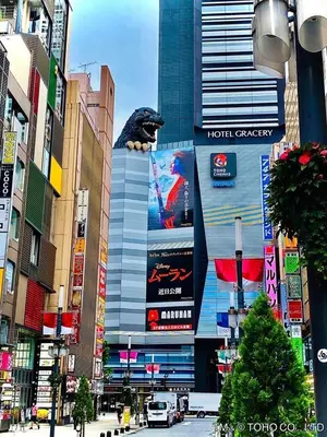 a tall building with a bear on the side of it at \u65b0\u5bbf\u533a\u6b4c\u821e\u4f0e\u753a\u5f92\u6b65\u4f0a\u52bf\u4e39\u54e5\u65af\u62c9\u623f\u6e9004 in Tokyo