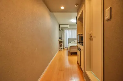 a hallway leading to a room with a bedroom at \u65b0\u5bbf\u533a\u6b4c\u821e\u4f0e\u753a\u5f92\u6b65\u4f0a\u52bf\u4e39\u54e5\u65af\u62c9\u623f\u6e9004 in Tokyo