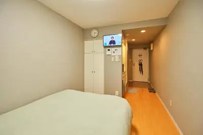 a room with a bed and a tv in it at \u65b0\u5bbf\u533a\u6b4c\u821e\u4f0e\u753a\u5f92\u6b65\u4f0a\u52bf\u4e39\u54e5\u65af\u62c9\u623f\u6e9004 in Tokyo