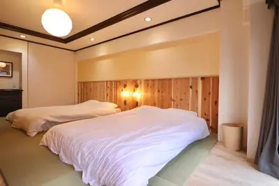a bedroom with two beds in a room at \u30b5\u30f3\u30e2\u30fc\u30eb\u30af\u30ec\u30b9\u30c8403 in Tokyo
