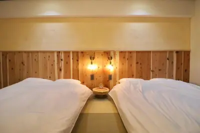 two beds in a room with wooden walls at \u30b5\u30f3\u30e2\u30fc\u30eb\u30af\u30ec\u30b9\u30c8403 in Tokyo