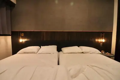 two beds with white sheets and pillows at \u30b5\u30f3\u30e2\u30fc\u30eb\u30af\u30ec\u30b9\u30c8403 in Tokyo