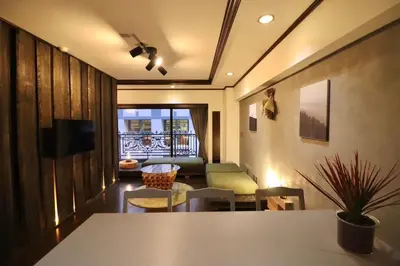 a living room with a table and a couch at \u30b5\u30f3\u30e2\u30fc\u30eb\u30af\u30ec\u30b9\u30c8403 in Tokyo
