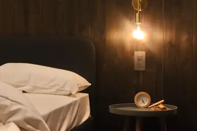 a room with a bed and a table with a light at \u30b5\u30f3\u30e2\u30fc\u30eb\u30af\u30ec\u30b9\u30c8403 in Tokyo