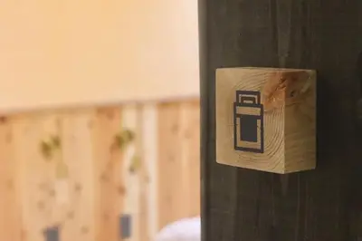 a lightswitch on a wooden pole in a room at \u30b5\u30f3\u30e2\u30fc\u30eb\u30af\u30ec\u30b9\u30c8403 in Tokyo