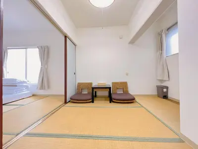 a living room with a table and two chairs at \u53cb\u7e01\u306e\u5bb6Destined Bonds Haven\u897f\u5de3\u9d28 in Tokyo