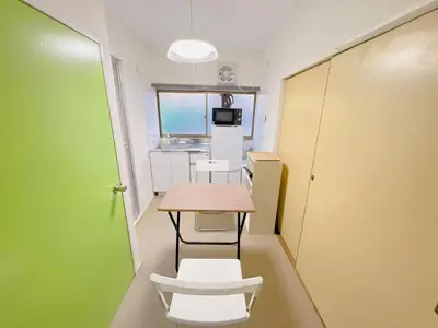 a small room with a table and white chairs at \u53cb\u7e01\u306e\u5bb6Destined Bonds Haven\u897f\u5de3\u9d28 in Tokyo