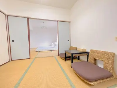 a room with a table and a chair and a bed at \u53cb\u7e01\u306e\u5bb6Destined Bonds Haven\u897f\u5de3\u9d28 in Tokyo