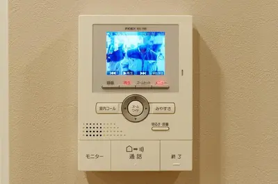 a machine with a clock and a monitor on a wall at \u5922\u306e\u5bbf \u7a42\u7a7a 123t in Tokyo