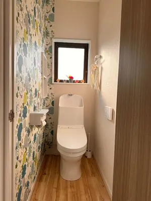 a small bathroom with a toilet and a window at 八広301 Nearby Tokyo Skytree & Asakusa in Tokyo