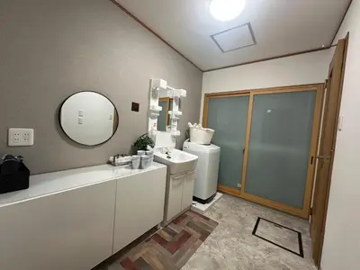 a bathroom with a sink and a mirror at \u6d77\u5bb9\u7acb\u77f3 in Tokyo