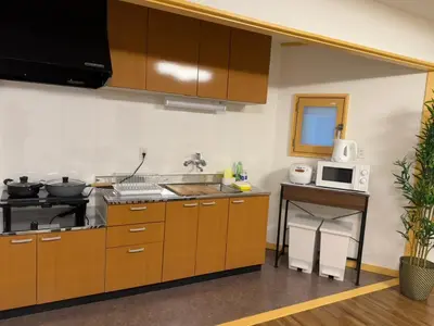 a kitchen with brown cabinets and a stove top oven at \u6d77\u5bb9\u7acb\u77f3 in Tokyo