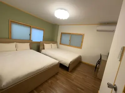 a room with two beds and two windows at \u6d77\u5bb9\u7acb\u77f3 in Tokyo