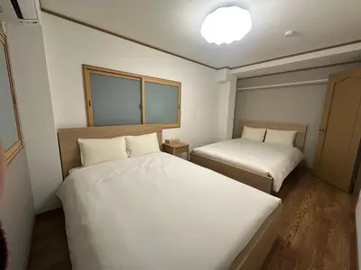 a small room with two beds and a light at \u6d77\u5bb9\u7acb\u77f3 in Tokyo