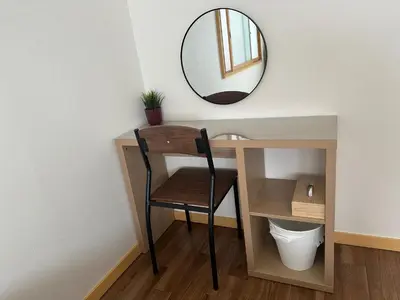 a desk with a chair and a mirror at \u6d77\u5bb9\u7acb\u77f3 in Tokyo