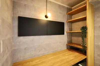 a living room with a television on a wall at \u6e0b\u8c37\u9ad8\u7d1a\u4e00\u6238\u5efa\u3066 \u8cb8\u5207 \u30c6\u30e9\u30b9\u4ed8\u304d \u6700\u5927\u4e03\u540d in Tokyo