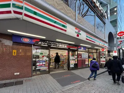 a group of people walking in front of a store at \u6e0b\u8c37\u9ad8\u7d1a\u4e00\u6238\u5efa\u3066 \u8cb8\u5207 \u30c6\u30e9\u30b9\u4ed8\u304d \u6700\u5927\u4e03\u540d in Tokyo
