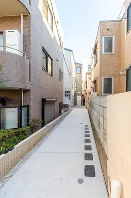 an empty alley between two buildings at ksf\u4e0a\u6c60\u888b3\u4e01\u76ee302 in Tokyo
