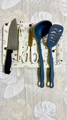 a cutting board with a knife and a spatula at \u5d50-\u6c60\u888b4\u5206\u65b0\u5bbf15\u5206 in Tokyo