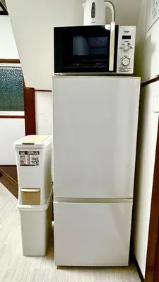 a microwave sitting on top of a refrigerator at \u5d50-\u6c60\u888b4\u5206\u65b0\u5bbf15\u5206 in Tokyo