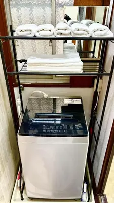 a shelf with a computer on it with towels at \u5d50-\u6c60\u888b4\u5206\u65b0\u5bbf15\u5206 in Tokyo