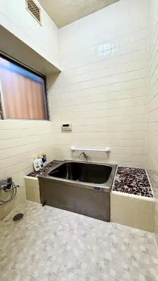 a bathroom with a large sink in a room at \u5d50-\u6c60\u888b4\u5206\u65b0\u5bbf15\u5206 in Tokyo