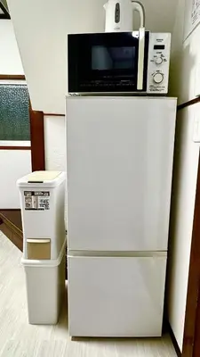 a microwave sitting on top of a refrigerator at \u5d50-\u6c60\u888b4\u5206\u65b0\u5bbf15\u5206 in Tokyo