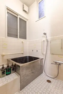 a bath tub in a bathroom with a window at ksf\u6c60\u888b\u672c\u753a4\u4e01\u76ee in Tokyo