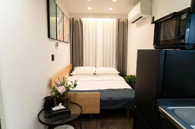 a small bedroom with a bed and a window at \u30dc\u30eb\u30bf\u30e9\u6e0b\u8c37 in Tokyo