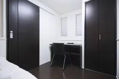 a bedroom with a bed and a desk and a chair at \u65b0\u5bbf\u99c5\u307e\u30672\u5206\u65b0\u5927\u4e45\u4fdd\u6238\u5efa\u30663br in Tokyo