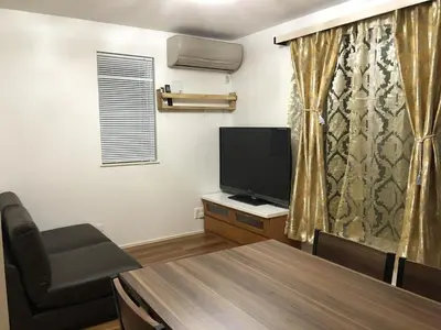 a room with a table and a tv and a chair at \u65b0\u5bbf\u99c5\u307e\u30672\u5206\u65b0\u5927\u4e45\u4fdd\u6238\u5efa\u30663br in Tokyo