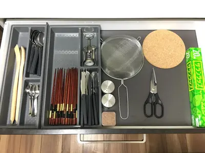a tray with kitchen utensils on a counter at \u65b0\u5bbf\u99c5\u307e\u30672\u5206\u65b0\u5927\u4e45\u4fdd\u6238\u5efa\u30663br in Tokyo