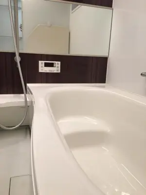a white tub in a bathroom with a sink at \u65b0\u5bbf\u99c5\u307e\u30672\u5206\u65b0\u5927\u4e45\u4fdd\u6238\u5efa\u30663br in Tokyo