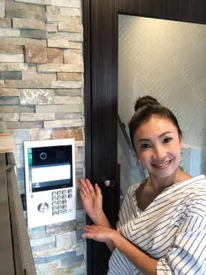 a woman standing in front of a microwave at \u30dc\u30f3\u30a2\u30fc\u30c8\u702c\u7530 in Tokyo
