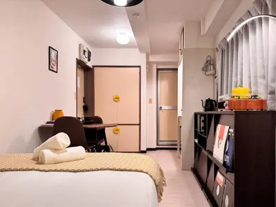 a bedroom with a bed and a desk in a room at Home Story in Tokyo KANAMETYOU&Ikebukuro-Ginnzaまで直通&東京屋語 in Tokyo