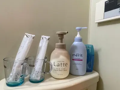 a bathroom shelf with two bottles and two measuring cups at Home Story in Tokyo KANAMETYOU&Ikebukuro-Ginnzaまで直通&東京屋語 in Tokyo