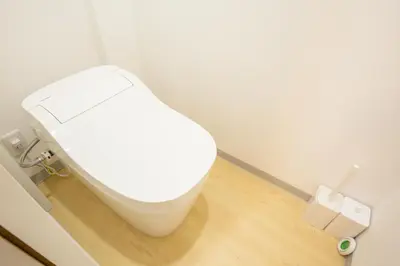 a bathroom with a white toilet in a room at \u8535\u524d\u99c5\u5f92\u6b693\u5206 \u6771\u4eac\u30b9\u30ab\u30a4\u30c4\u30ea\u30fc\u773a\u671b\u306e\u5feb\u9069\u5bbf YoEL in Tokyo
