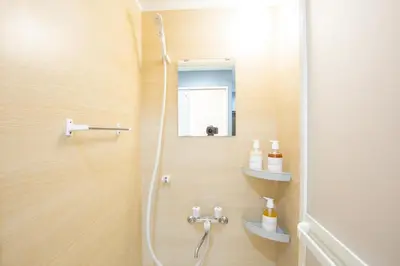 a bathroom with a shower with a mirror and a sink at \u8535\u524d\u99c5\u5f92\u6b693\u5206 \u6771\u4eac\u30b9\u30ab\u30a4\u30c4\u30ea\u30fc\u773a\u671b\u306e\u5feb\u9069\u5bbf YoEL in Tokyo