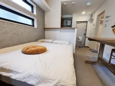 a large bed in a room with a window at C1 Shibuya new hotel, 2 bedrooms and 1 living room, 7 mins to ST Max 6P \u6e0b\u8c37\u5168\u65b0\u9152\u5e97 \u5168\u65b0\u88c5\u4fee \u4e24\u5ba4\u4e00\u5385 \u4ea4\u901a\u4e2d\u5fc3 \u8f66\u7ad97\u5206\u949f \u6700\u59276\u4eba \u76f4\u8fbe\u65b0\u5bbf \u6d89\u8c37 \u8868\u53c2\u9053 \u54c1\u5ddd \u6c60\u888b \u4e0a\u91ce \u4ee3\u4ee3\u6728 \u94f6\u5ea7 \u539f\u5bbf in Tokyo