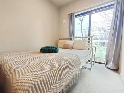 a bedroom with a bed with a large window at C1 Shibuya new hotel, 2 bedrooms and 1 living room, 7 mins to ST Max 6P \u6e0b\u8c37\u5168\u65b0\u9152\u5e97 \u5168\u65b0\u88c5\u4fee \u4e24\u5ba4\u4e00\u5385 \u4ea4\u901a\u4e2d\u5fc3 \u8f66\u7ad97\u5206\u949f \u6700\u59276\u4eba \u76f4\u8fbe\u65b0\u5bbf \u6d89\u8c37 \u8868\u53c2\u9053 \u54c1\u5ddd \u6c60\u888b \u4e0a\u91ce \u4ee3\u4ee3\u6728 \u94f6\u5ea7 \u539f\u5bbf in Tokyo