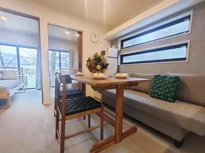 a living room with a table and a couch at C1 Shibuya new hotel, 2 bedrooms and 1 living room, 7 mins to ST Max 6P \u6e0b\u8c37\u5168\u65b0\u9152\u5e97 \u5168\u65b0\u88c5\u4fee \u4e24\u5ba4\u4e00\u5385 \u4ea4\u901a\u4e2d\u5fc3 \u8f66\u7ad97\u5206\u949f \u6700\u59276\u4eba \u76f4\u8fbe\u65b0\u5bbf \u6d89\u8c37 \u8868\u53c2\u9053 \u54c1\u5ddd \u6c60\u888b \u4e0a\u91ce \u4ee3\u4ee3\u6728 \u94f6\u5ea7 \u539f\u5bbf in Tokyo