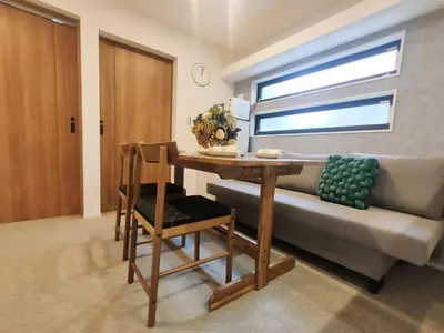 a room with a table and a couch and a bed at C2 Shibuya new hotel, 2 bedrooms and 1 living room, 7 mins to ST Max 6P \u6e0b\u8c37\u5168\u65b0\u9152\u5e97 \u5168\u65b0\u88c5\u4fee \u4e24\u5ba4\u4e00\u5385 \u4ea4\u901a\u4e2d\u5fc3 \u8f66\u7ad97\u5206\u949f \u6700\u59276\u4eba \u76f4\u8fbe\u65b0\u5bbf \u6d89\u8c37 \u8868\u53c2\u9053 \u54c1\u5ddd \u6c60\u888b \u4e0a\u91ce \u4ee3\u4ee3\u6728 \u94f6\u5ea7 \u539f\u5bbf in Tokyo