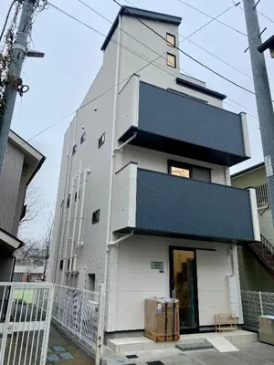 a tall white building with a black roof at C2 Shibuya new hotel, 2 bedrooms and 1 living room, 7 mins to ST Max 6P \u6e0b\u8c37\u5168\u65b0\u9152\u5e97 \u5168\u65b0\u88c5\u4fee \u4e24\u5ba4\u4e00\u5385 \u4ea4\u901a\u4e2d\u5fc3 \u8f66\u7ad97\u5206\u949f \u6700\u59276\u4eba \u76f4\u8fbe\u65b0\u5bbf \u6d89\u8c37 \u8868\u53c2\u9053 \u54c1\u5ddd \u6c60\u888b \u4e0a\u91ce \u4ee3\u4ee3\u6728 \u94f6\u5ea7 \u539f\u5bbf in Tokyo
