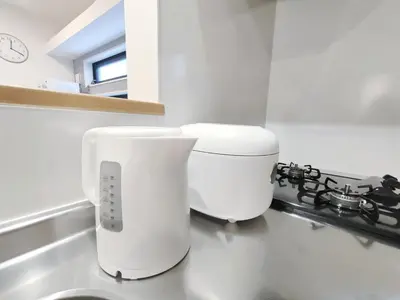 a kitchen counter with a toilet and a stove at C3 Shibuya new hotel, 2 bedrooms and 1 living room, 7 mins to ST Max 6P \u6e0b\u8c37\u5168\u65b0\u9152\u5e97 \u5168\u65b0\u88c5\u4fee \u4e24\u5ba4\u4e00\u5385 \u4ea4\u901a\u4e2d\u5fc3 \u8f66\u7ad97\u5206\u949f \u6700\u59276\u4eba \u76f4\u8fbe\u65b0\u5bbf \u6d89\u8c37 \u8868\u53c2\u9053 \u54c1\u5ddd \u6c60\u888b \u4e0a\u91ce \u4ee3\u4ee3\u6728 \u94f6\u5ea7 \u539f\u5bbf in Tokyo