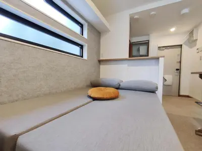 a bedroom with a large bed with a large window at C3 Shibuya new hotel, 2 bedrooms and 1 living room, 7 mins to ST Max 6P \u6e0b\u8c37\u5168\u65b0\u9152\u5e97 \u5168\u65b0\u88c5\u4fee \u4e24\u5ba4\u4e00\u5385 \u4ea4\u901a\u4e2d\u5fc3 \u8f66\u7ad97\u5206\u949f \u6700\u59276\u4eba \u76f4\u8fbe\u65b0\u5bbf \u6d89\u8c37 \u8868\u53c2\u9053 \u54c1\u5ddd \u6c60\u888b \u4e0a\u91ce \u4ee3\u4ee3\u6728 \u94f6\u5ea7 \u539f\u5bbf in Tokyo