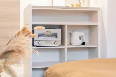 a book shelf with a radio and a toaster at House hotel EKODA 101 HE11 in Tokyo